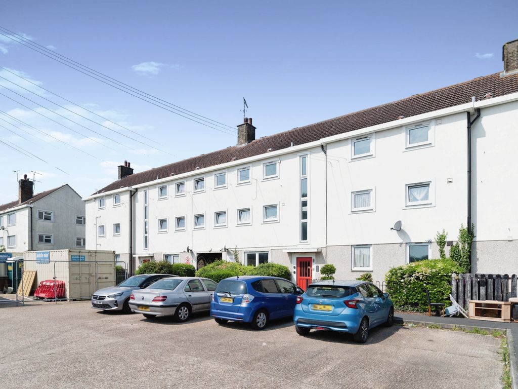 2 bed flat for sale in Rochford Garden Way, Rochford, Essex SS4, £170,000