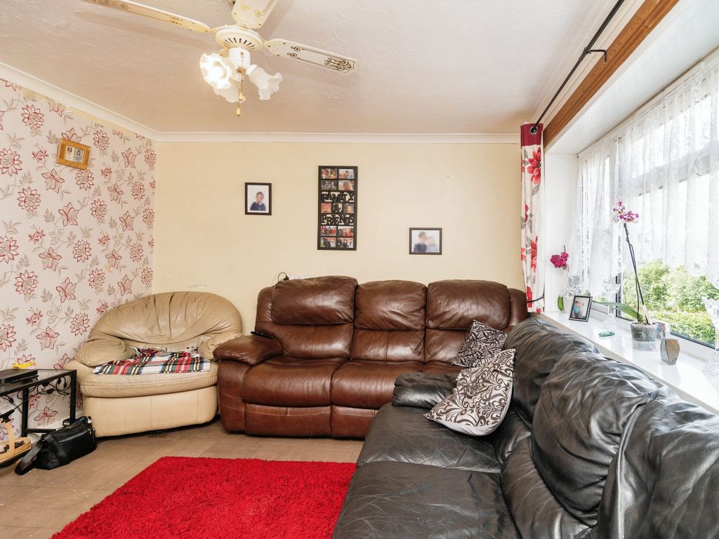 2 bed flat for sale in Rochford Garden Way, Rochford, Essex SS4, £170,000