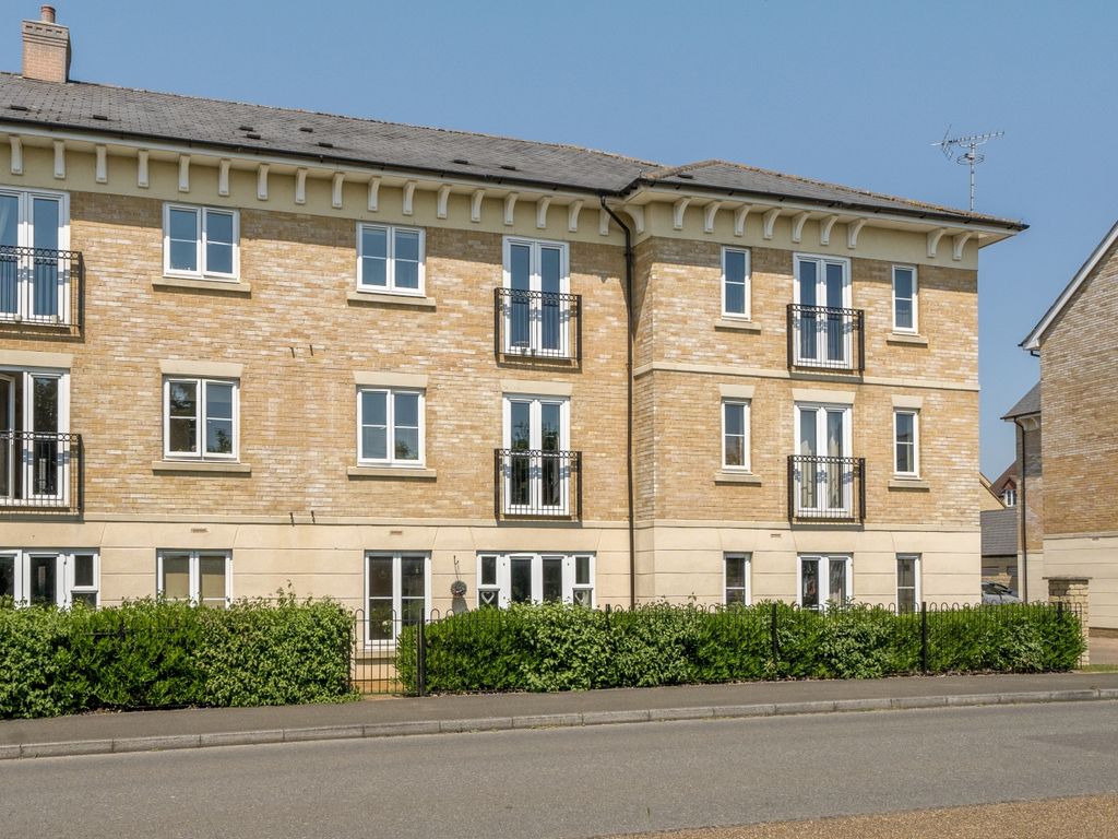 2 bed flat for sale in Threshers Court, 1 Beech Lane, Carterton, Oxfordshire OX18, £199,500