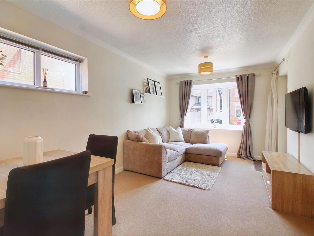 2 bed flat for sale in Ascott Road, Aylesbury HP20, £185,000