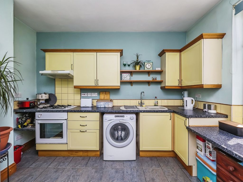 2 bed flat for sale in Lincoln Street, Old Basford, Nottingham NG6, £100,000
