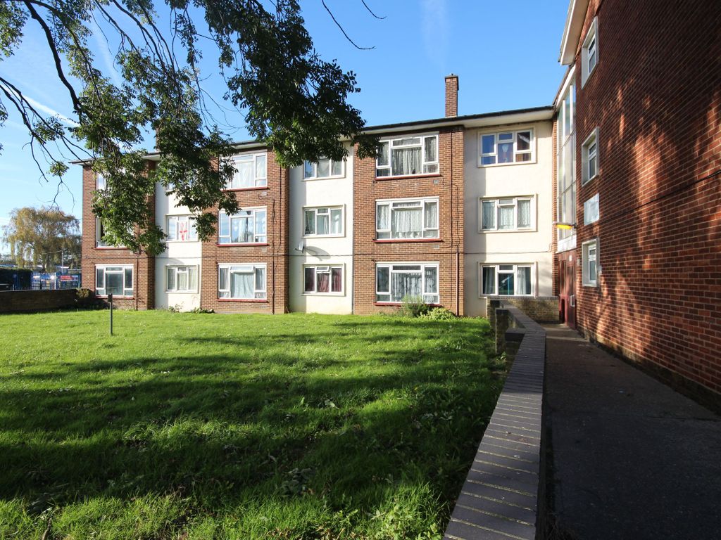 1 bed flat for sale in Viking Court, Saxon Gardens, Shoeburyness, Southend-On-Sea SS3, £115,000