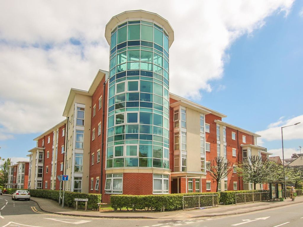 2 bed flat for sale in Kerr Place, Aylesbury HP21, £200,000