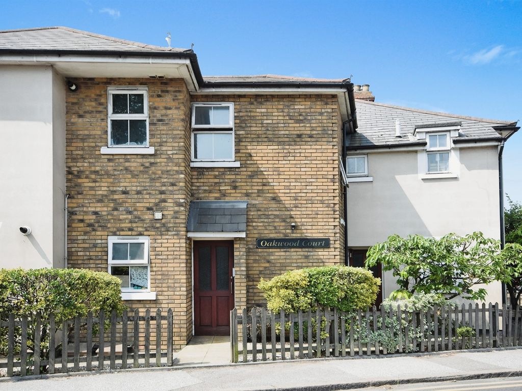 2 bed flat for sale in Ongar Road, Brentwood CM15, £280,000
