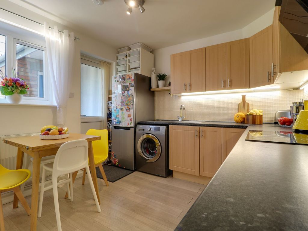 2 bed flat for sale in Valley Way, Newmarket CB8, £200,000