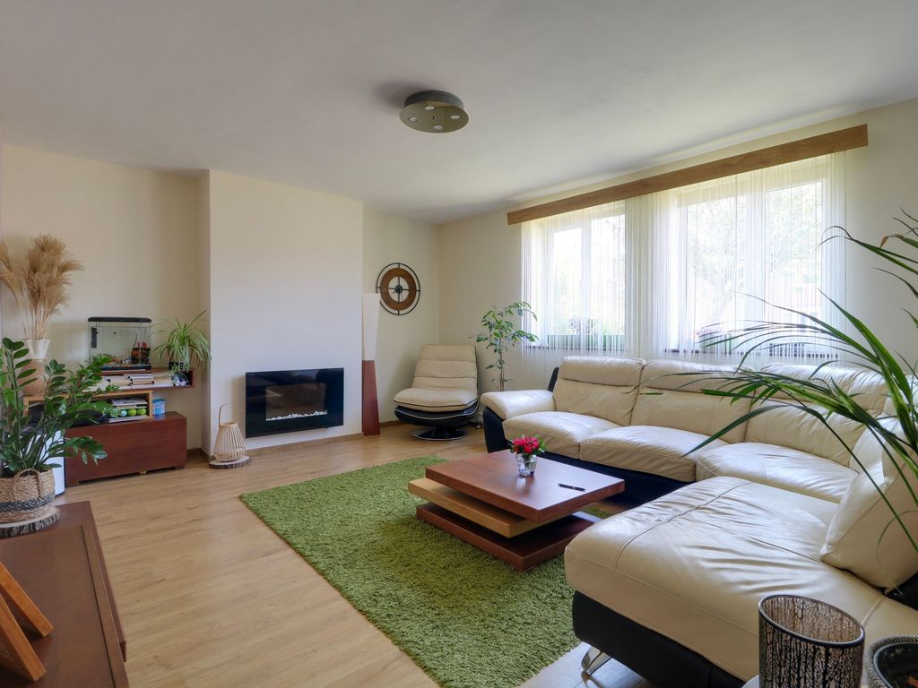 2 bed flat for sale in Valley Way, Newmarket CB8, £200,000