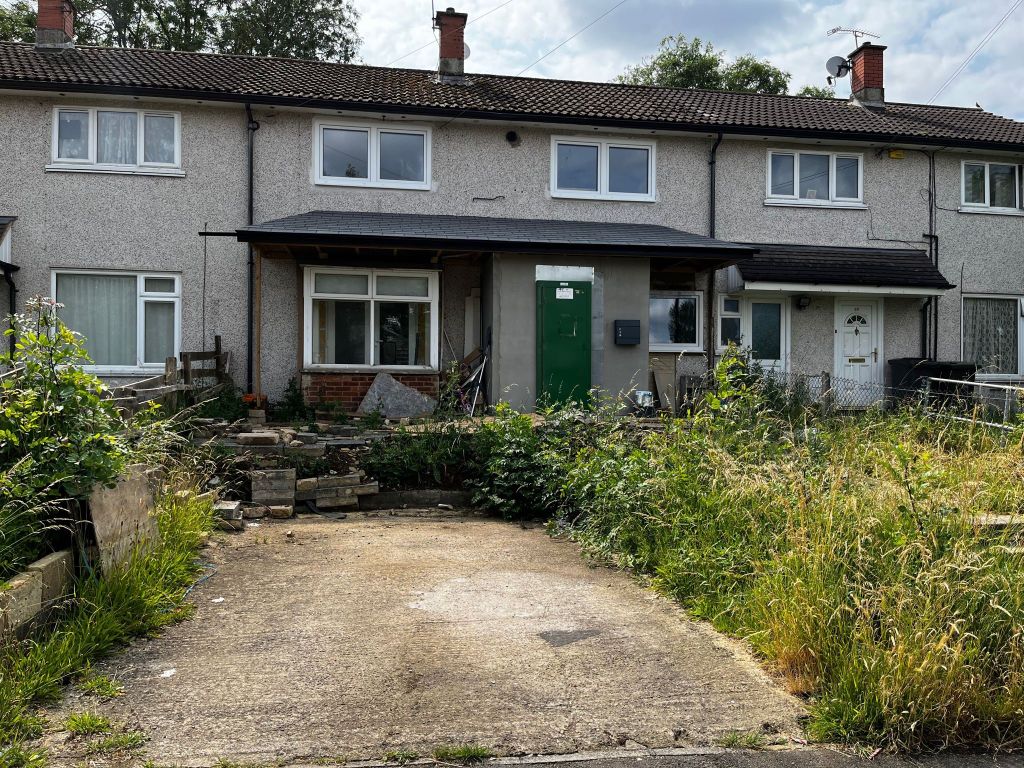 3 bed terraced house for sale in Ramsbury Avenue, Swindon SN2, £135,000
