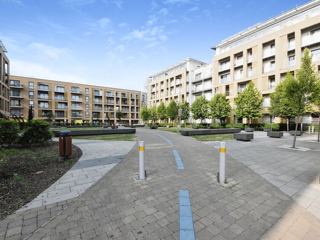 2 bed flat for sale in Dunn Side, Chelmsford CM1, £290,000