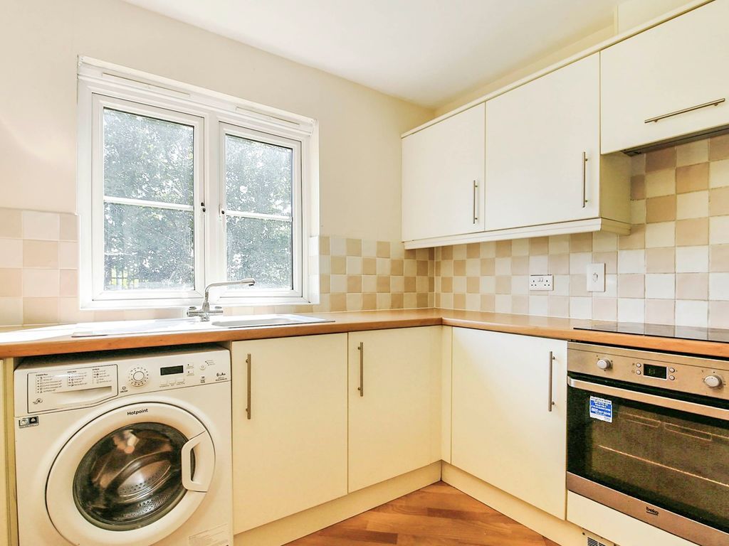 2 bed flat for sale in Lime Kiln Close, Peterborough PE3, £130,000