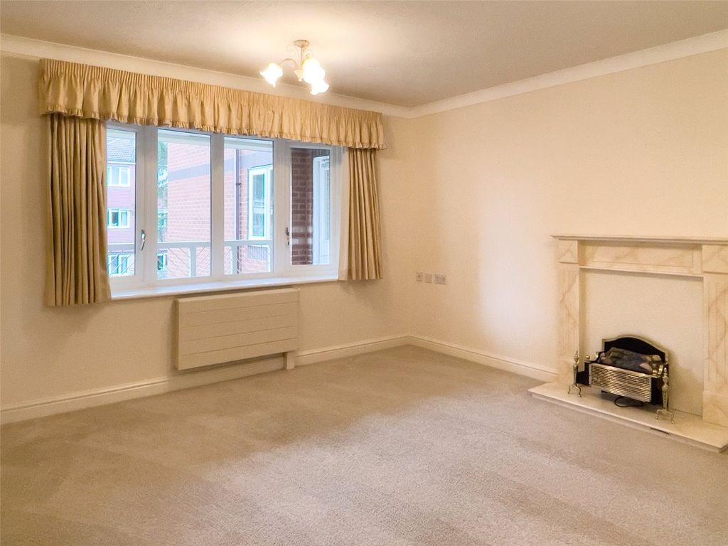 2 bed flat for sale in Grange Road, Solihull, West Midlands B91, £190,000