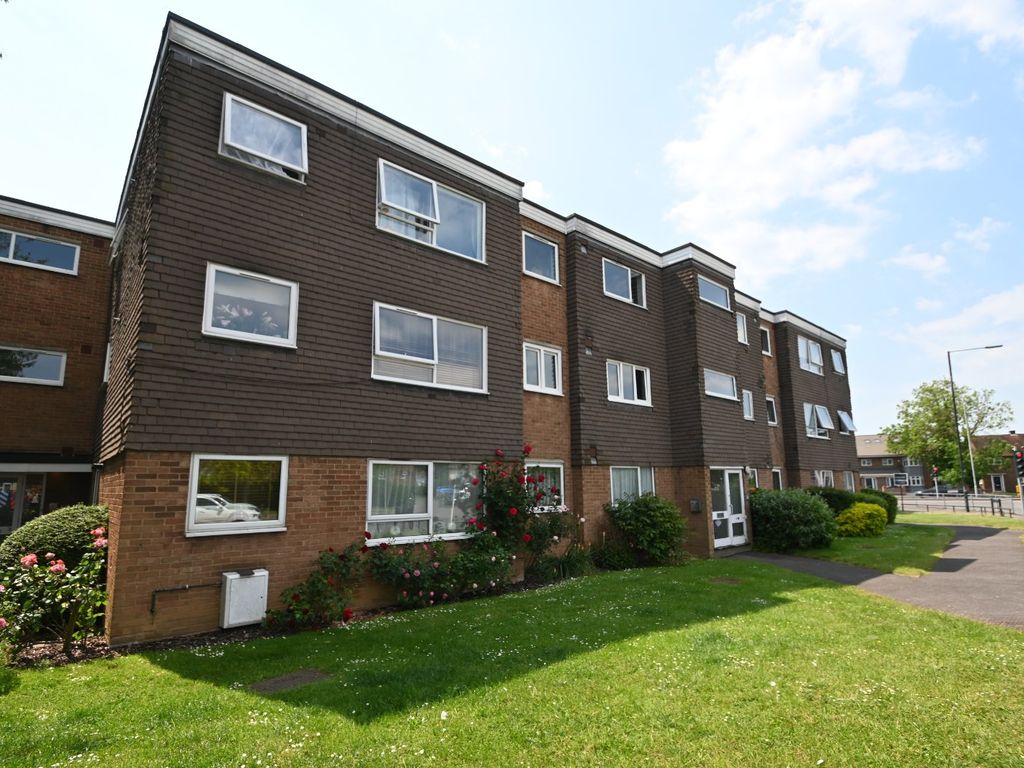 1 bed flat for sale in Tithe Court, Langley, Berkshire SL3, £185,000