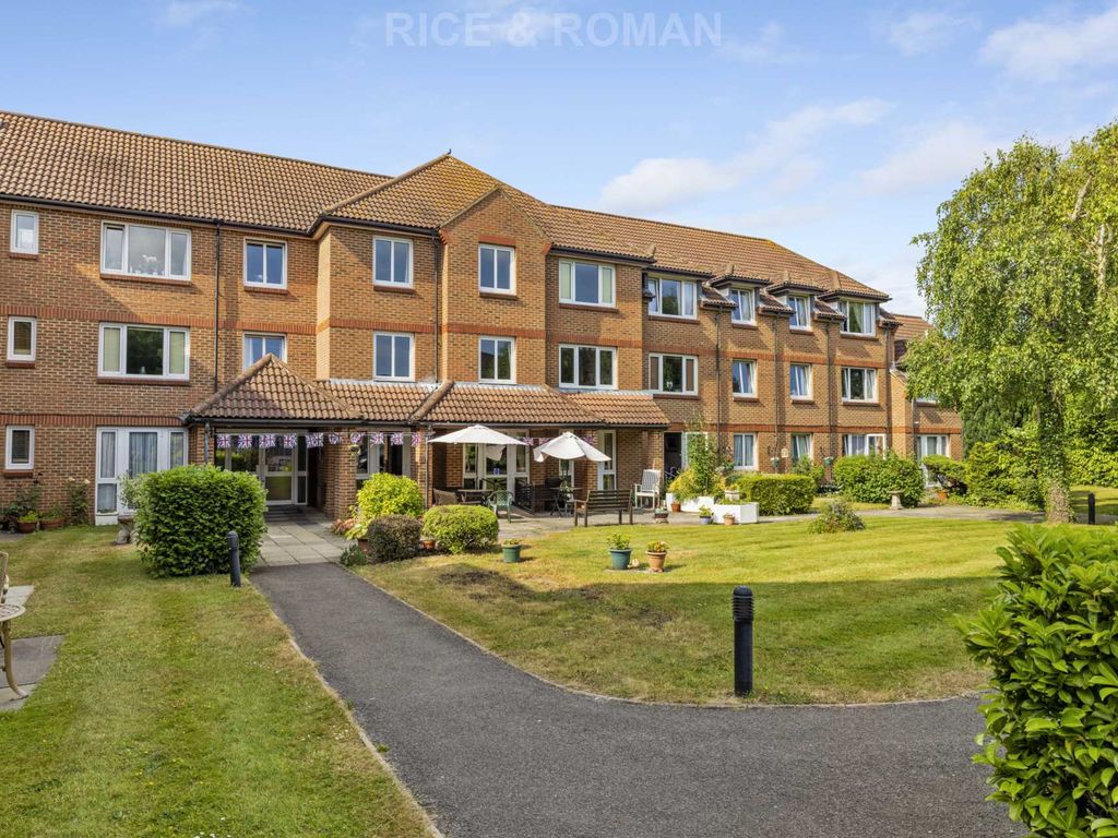 1 bed flat for sale in Winterbourne Court, Bracknell RG12, £99,950
