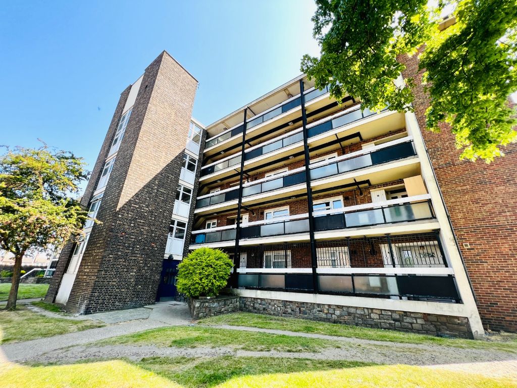 2 bed flat for sale in Gossage Road, Plumstead, London SE18, £200,000