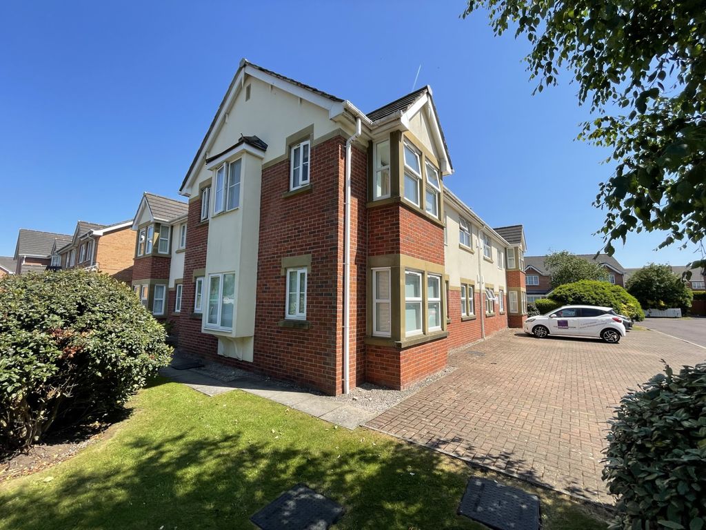 2 bed flat for sale in The Retreat, Merton Terrace, Lytham St Annes FY8, £140,000
