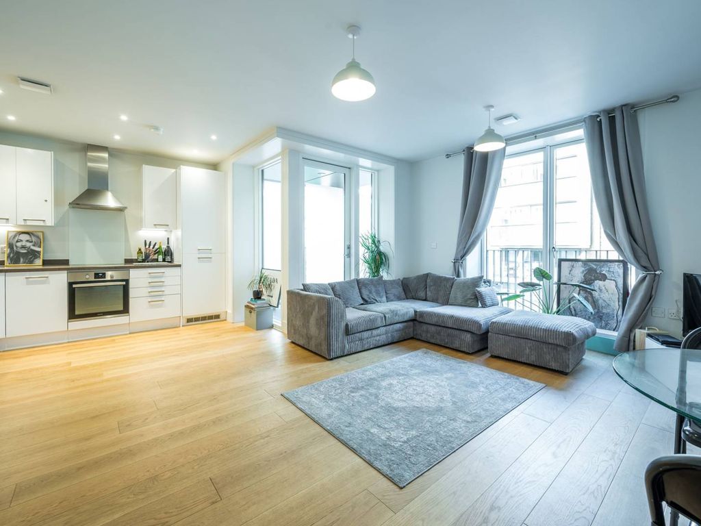 1 bed flat for sale in Radwell Court, Finsbury Park, London N4, £227,500