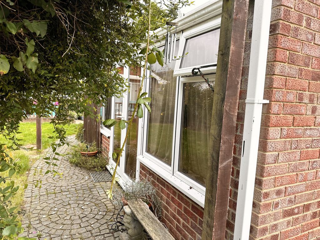 3 bed bungalow for sale in Perowne Way, Isle Of Wight PO36, £280,000