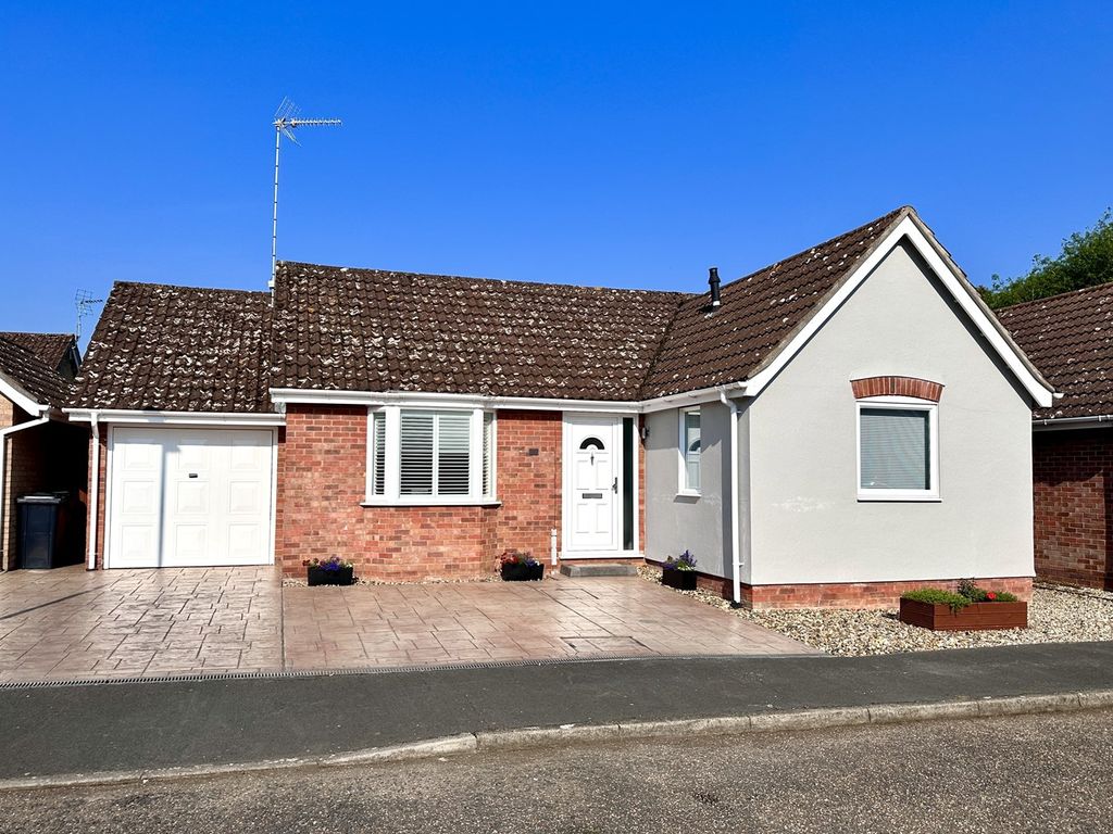 2 bed detached bungalow for sale in Farriers Road, Stowmarket IP14, £280,000