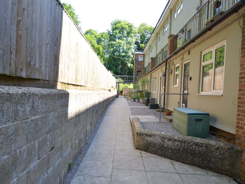 3 bed flat for sale in Queens Court, Brimscombe, Stroud GL5, £190,000