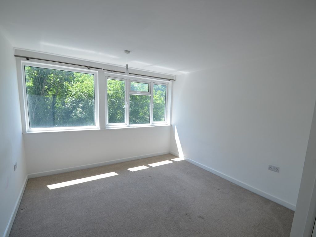 3 bed flat for sale in Queens Court, Brimscombe, Stroud GL5, £190,000
