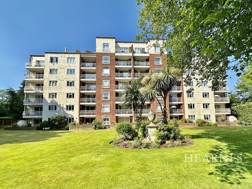 2 bed flat for sale in Lindsay Road, Poole BH13, £260,000