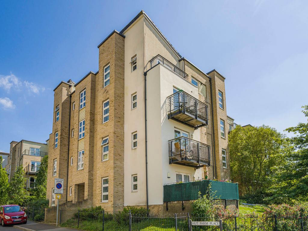 2 bed flat for sale in Hut Farm Place, Chandler's Ford, Eastleigh SO53, £220,000