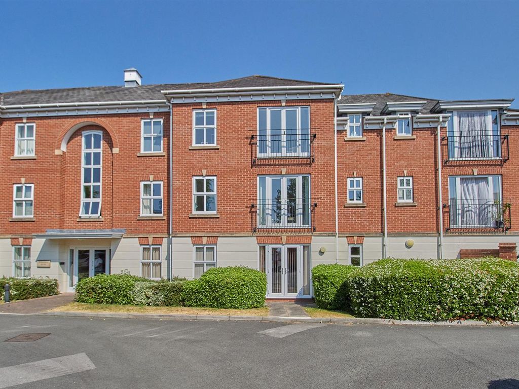 2 bed flat for sale in Priory Walk, Hinckley LE10, £150,000