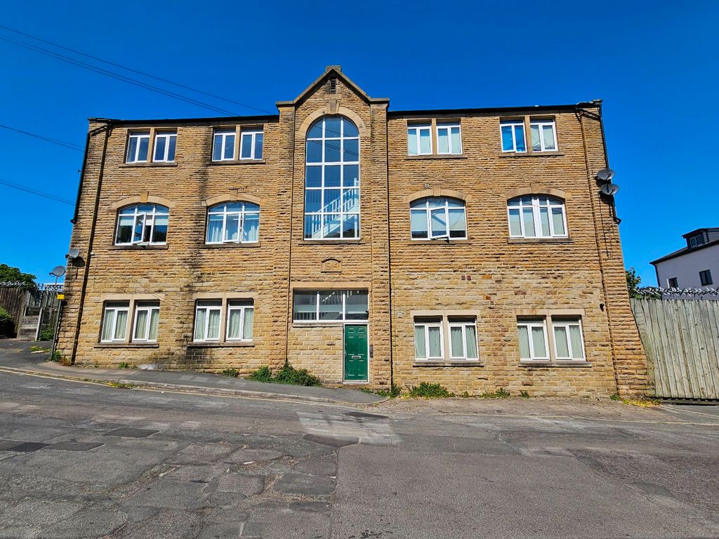 1 bed flat for sale in Well Lane, Batley WF17, £35,000