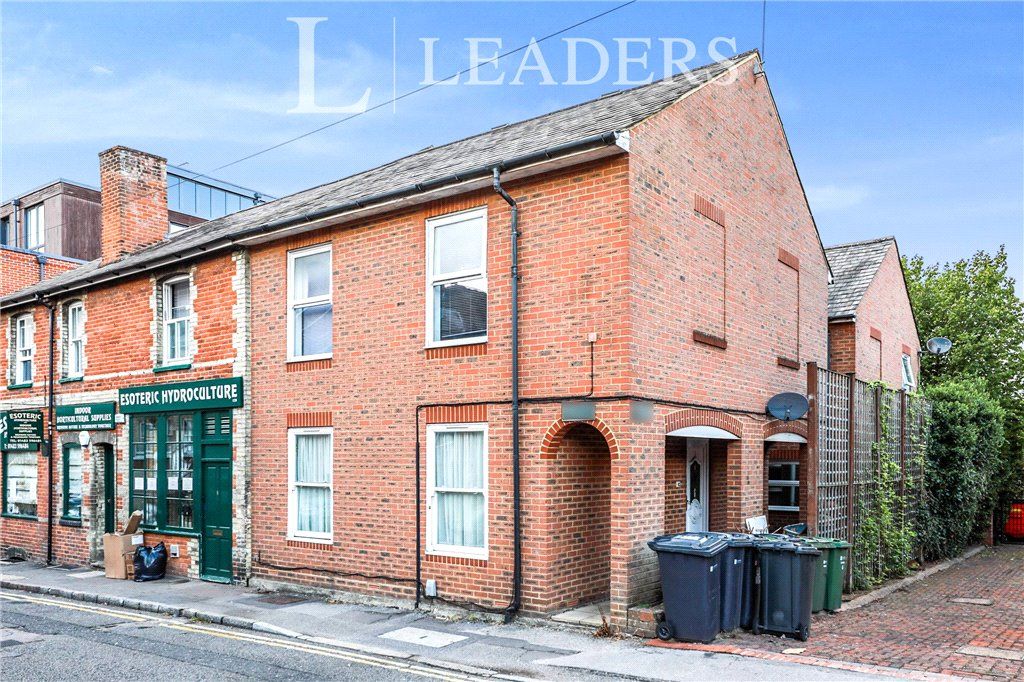 1 bed flat for sale in Martyr Road, Guildford, Surrey GU1, £225,000