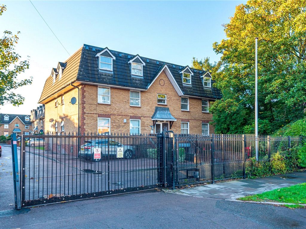 1 bed flat for sale in Millstream Close, Palmers Green, London N13, £225,000