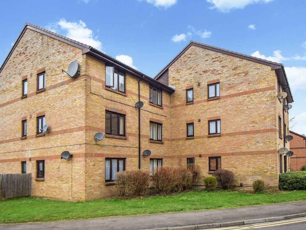 1 bed flat for sale in Littlebrook Avenue, Slough, Berkshire SL2, £168,000