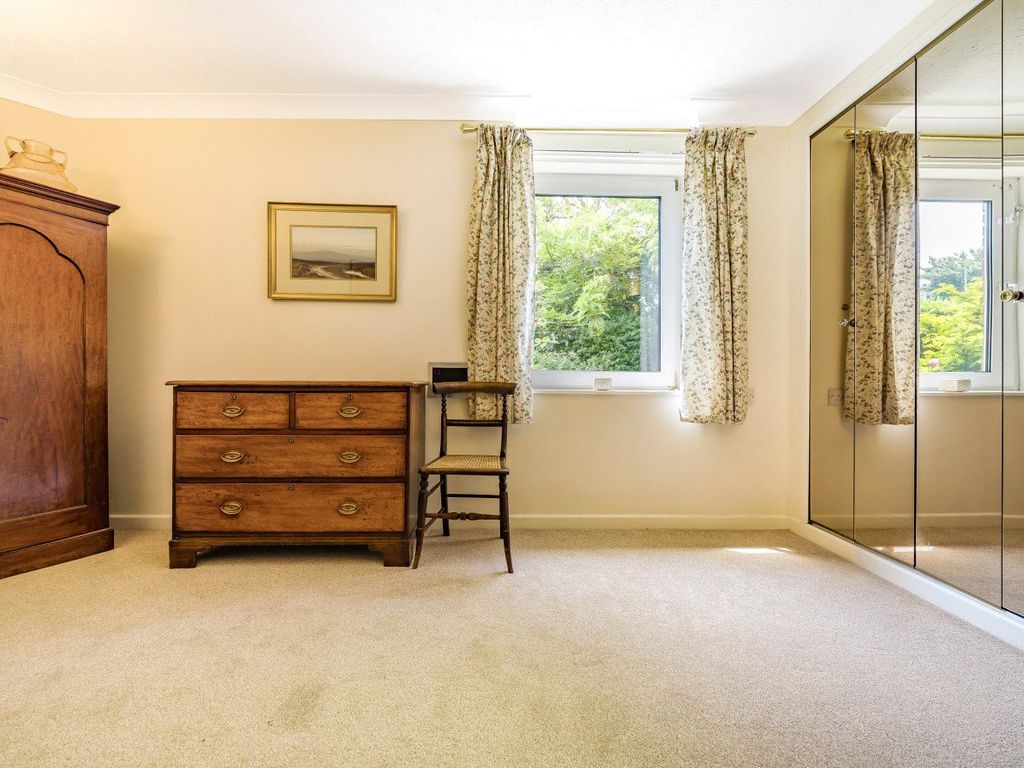 2 bed flat for sale in Guildford, Surrey GU1, £275,000