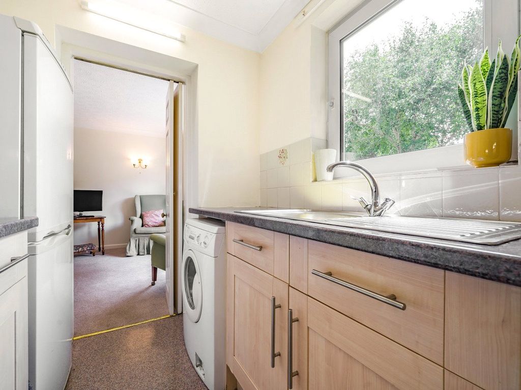 2 bed flat for sale in Guildford, Surrey GU1, £275,000