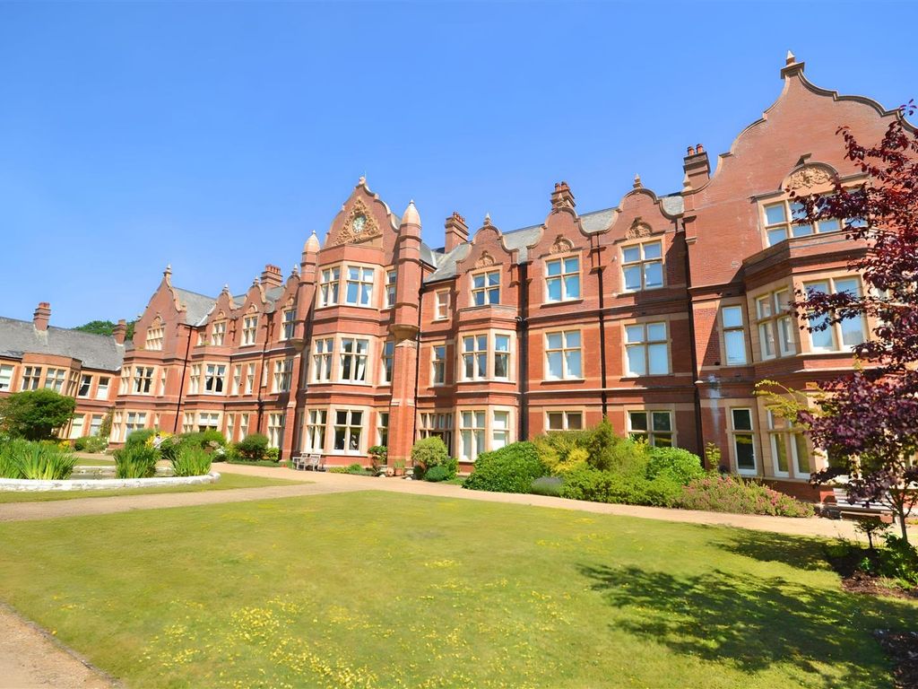 2 bed flat for sale in Hawthorn Road, Charlton Down, Dorchester DT2, £220,000