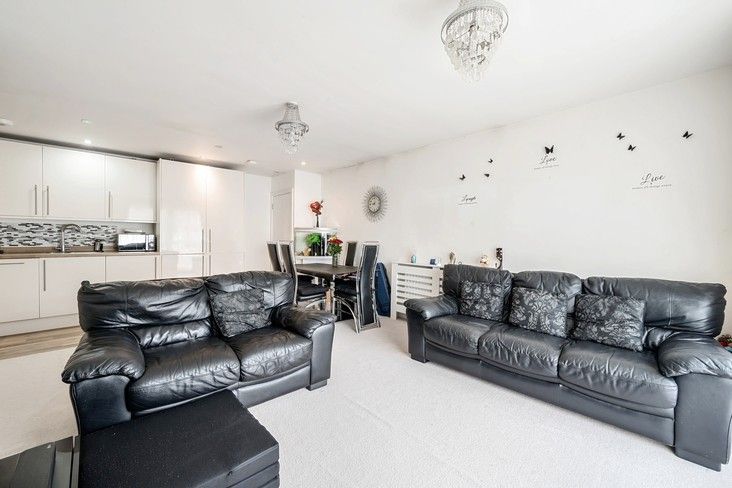 2 bed flat for sale in Ash Way, Woodford Green, London IG8, £131,250