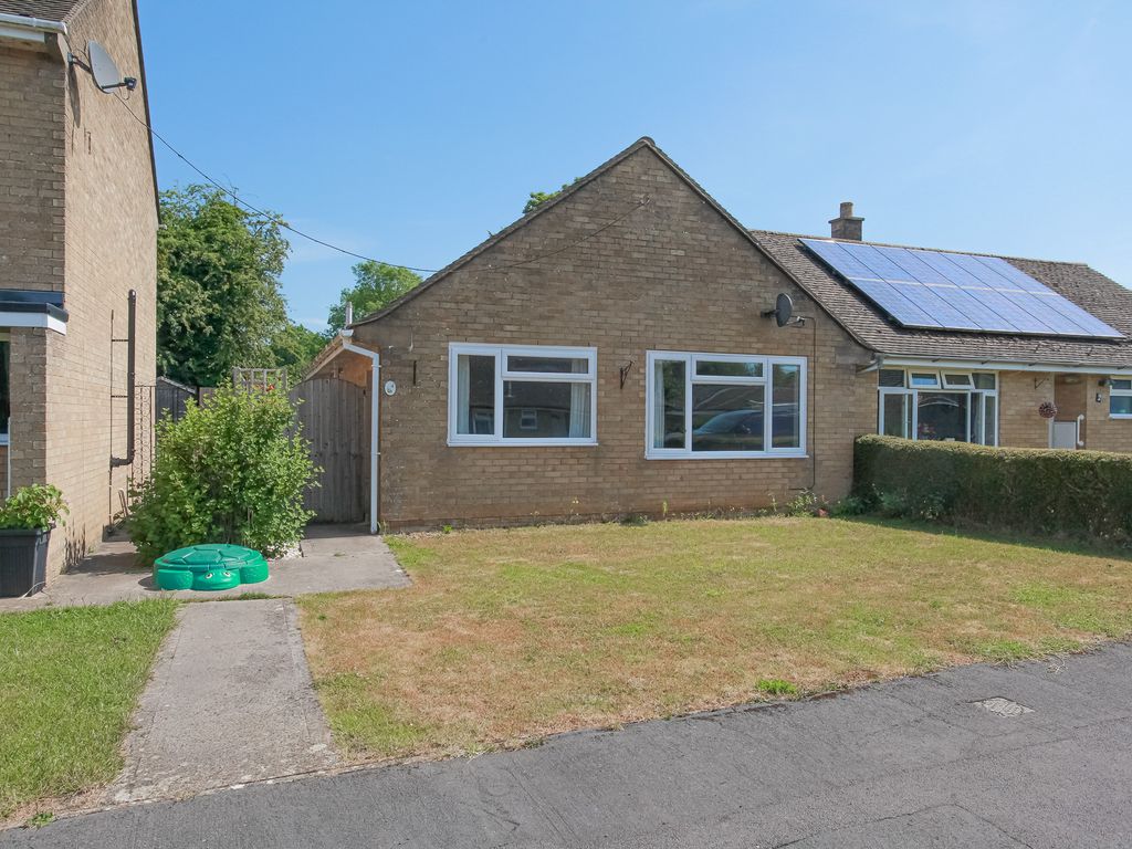 2 bed bungalow for sale in Jefferson Piece, Charlbury OX7, £285,000