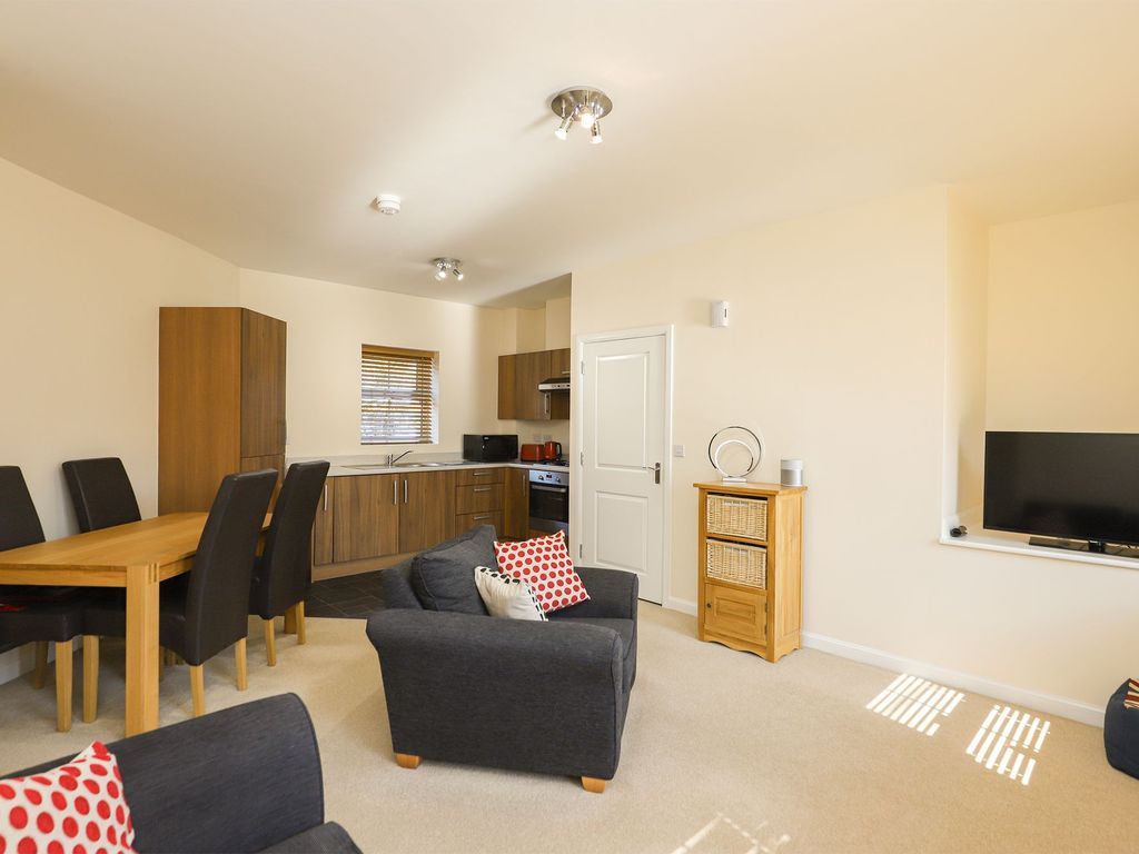 2 bed flat for sale in Spire Heights, Chesterfield S40, £160,000