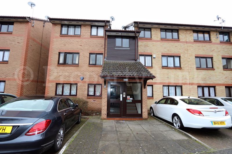 2 bed flat for sale in Waterside Close, Barking IG11, £258,000
