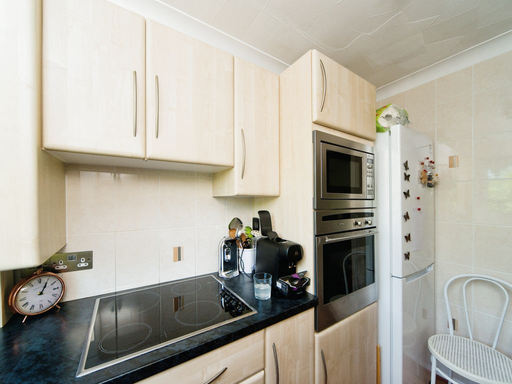 2 bed flat for sale in East Drive, Brighton, East Sussex BN2, £230,000
