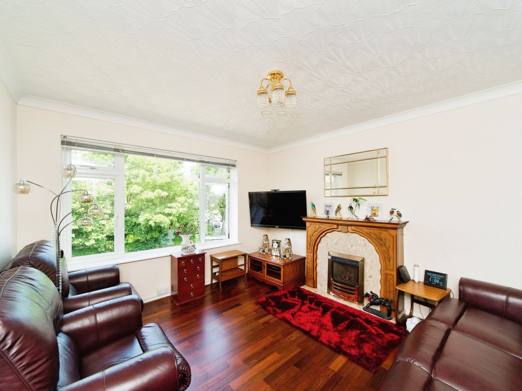 2 bed flat for sale in East Drive, Brighton, East Sussex BN2, £230,000