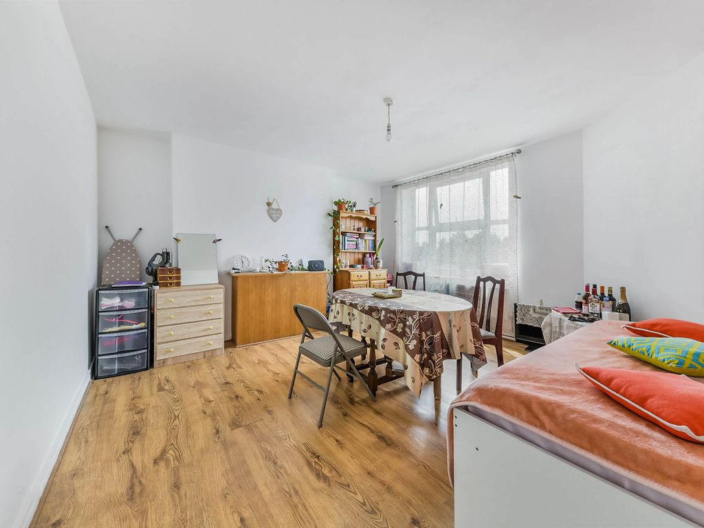 2 bed flat for sale in Hatfeild Mead, Morden SM4, £275,000