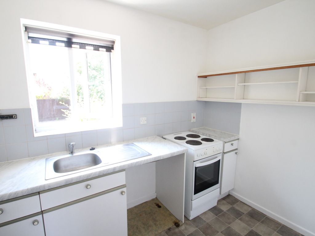 1 bed flat for sale in Freemans Close, Hungerford RG17, £125,000