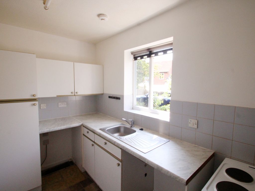 1 bed flat for sale in Freemans Close, Hungerford RG17, £125,000