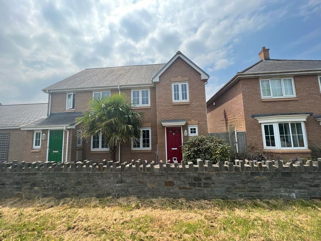 3 bed semi-detached house for sale in Heol Senni, Bettws NP20, £220,000