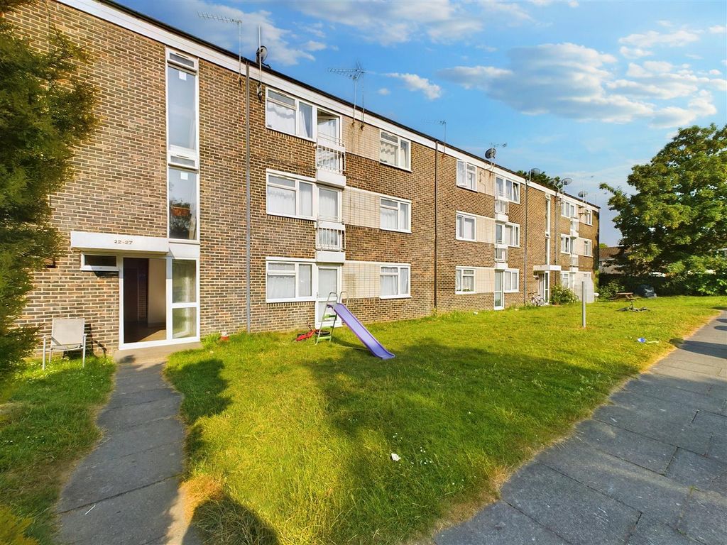 2 bed flat for sale in Dedisham Close, Crawley RH10, £200,000