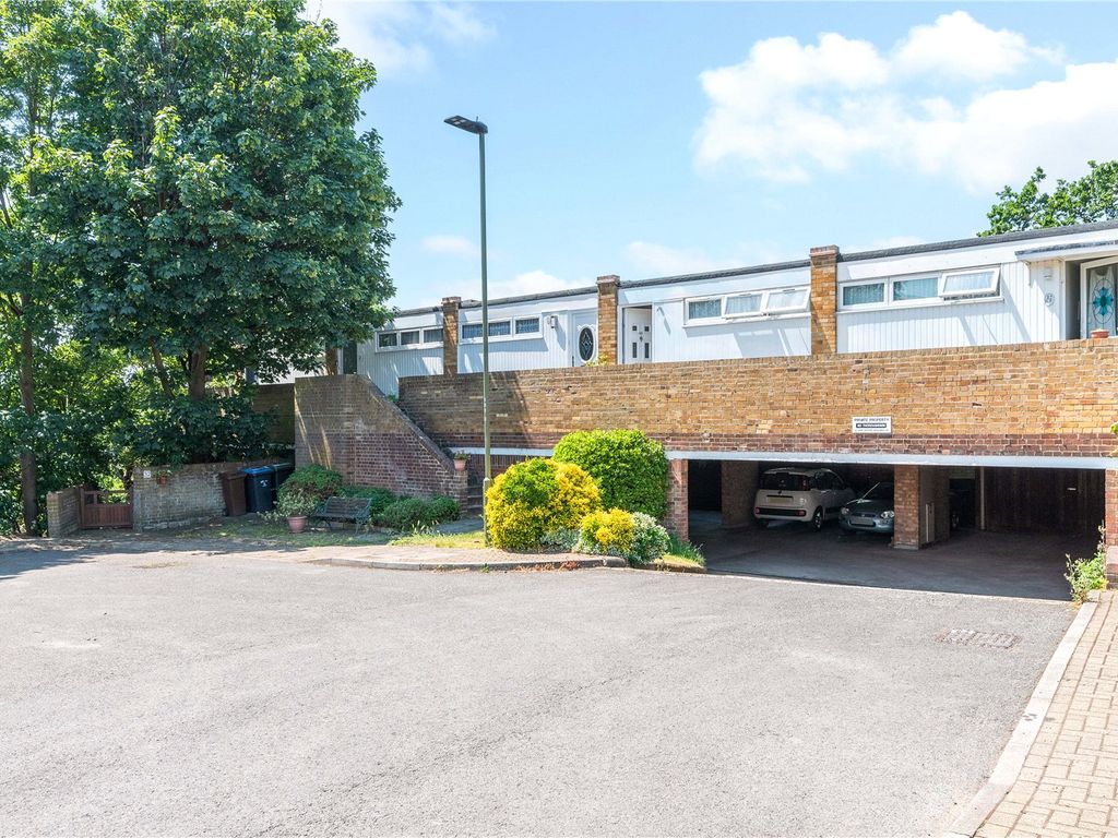 2 bed flat for sale in Bracken Hill Close, Bromley BR1, £325,000