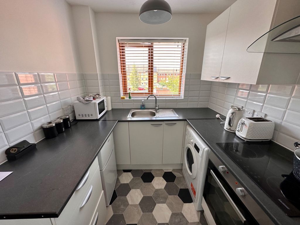 1 bed flat for sale in Gillett Close, Nuneaton CV11, £93,000