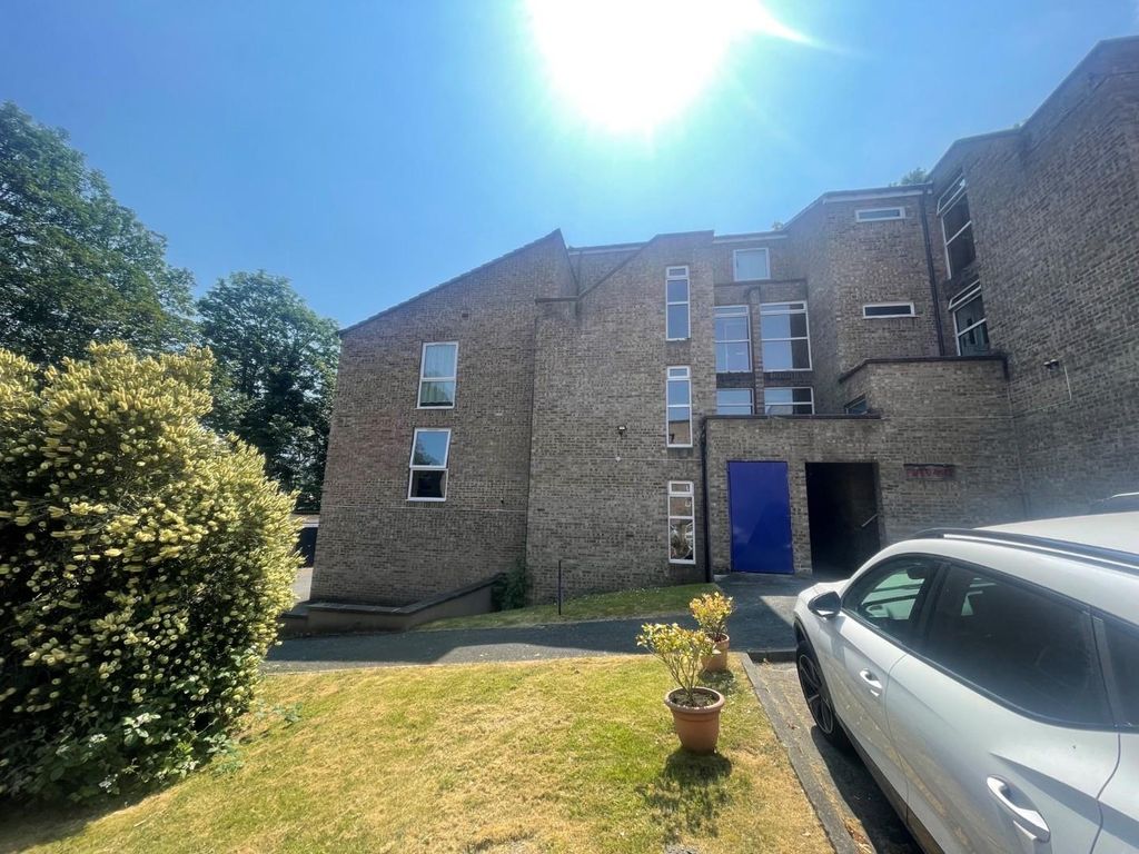 2 bed flat for sale in Frizley Gardens, Bradford BD9, £70,000