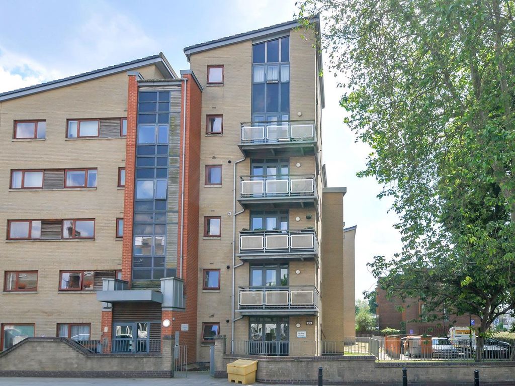 1 bed flat for sale in Kenninghall Road, London E5, £325,000