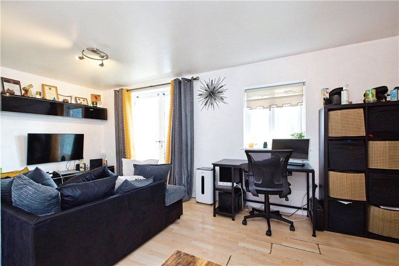 2 bed flat for sale in Plumstead Road, London SE18, £275,000