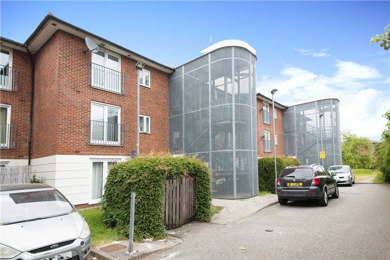 2 bed flat for sale in Plumstead Road, London SE18, £275,000